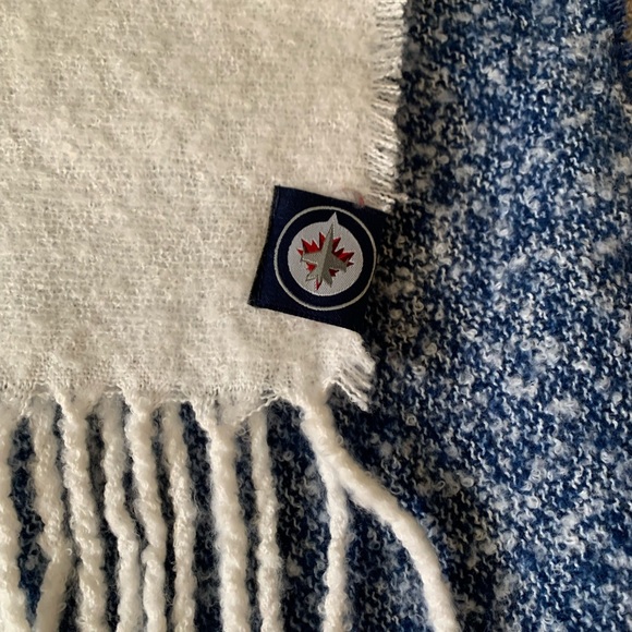 Womens Winnipeg Jets scarf - Picture 3 of 3
